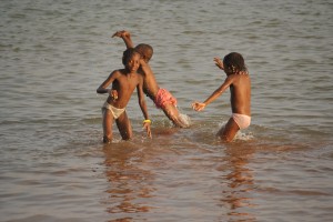 niños río